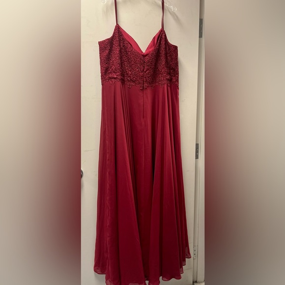 GORGEOUS FORMAL DRESS - Picture 3 of 4